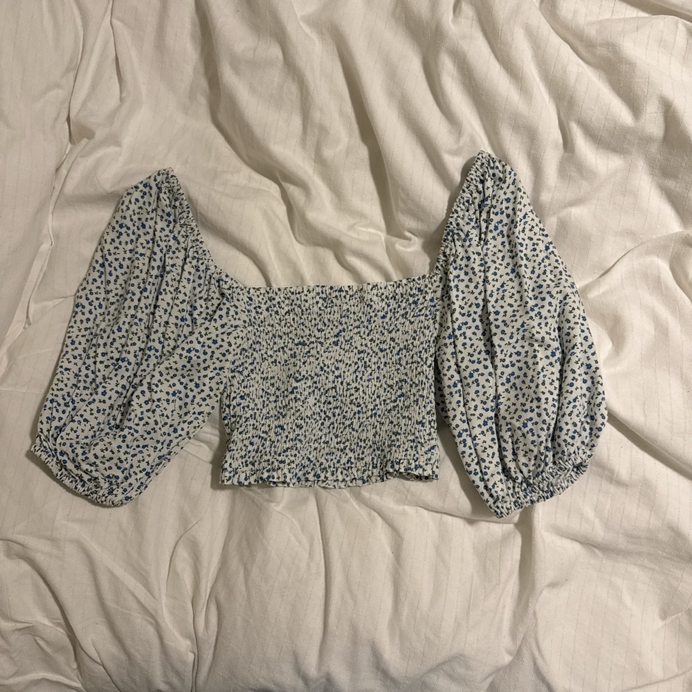 🪻Forever 21 Ditsy Blue Floral Top Size S Great Condition 🪻